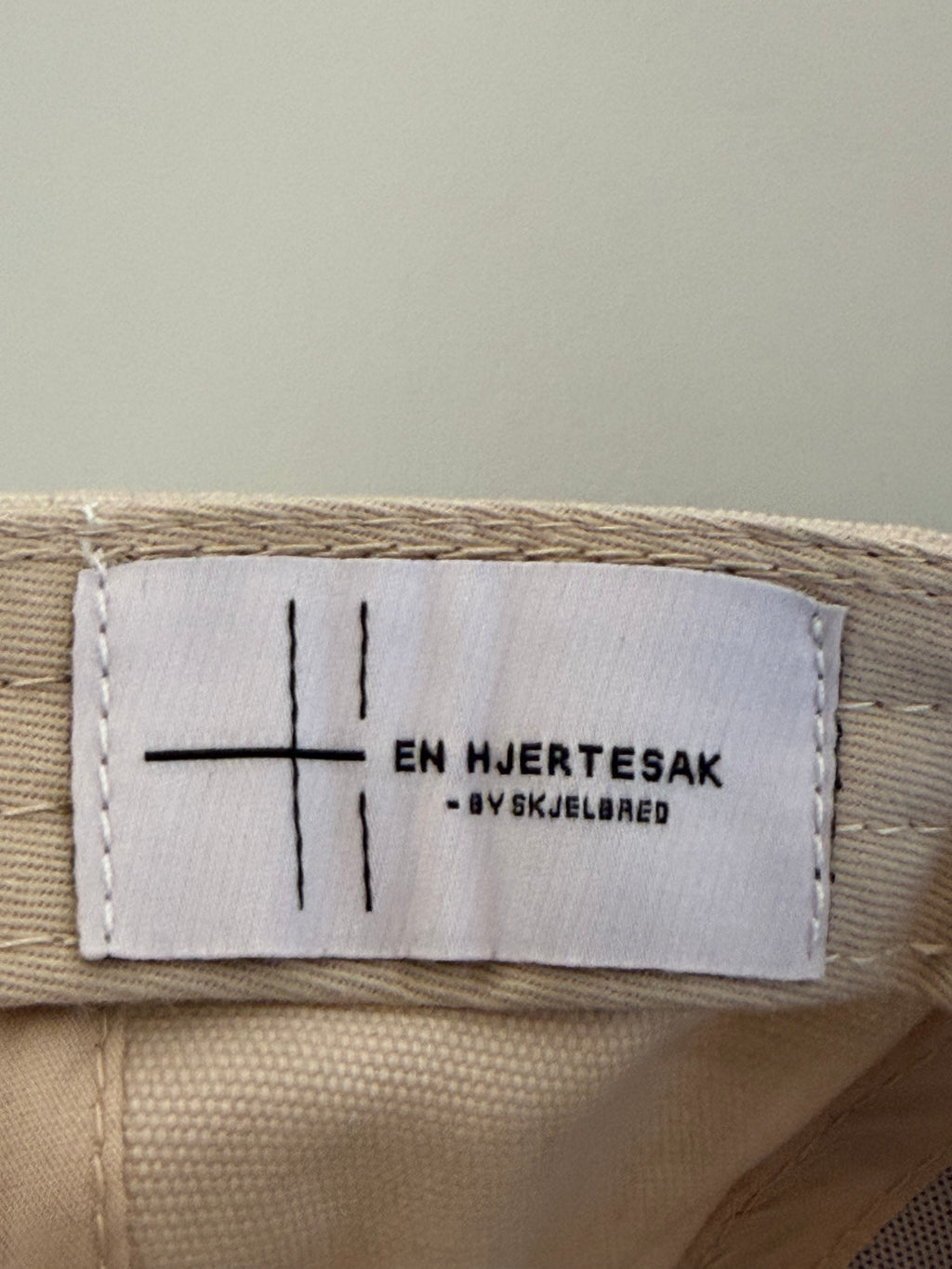 H by Skjelbred – Beige med olivenfarget brem enhjertesak
