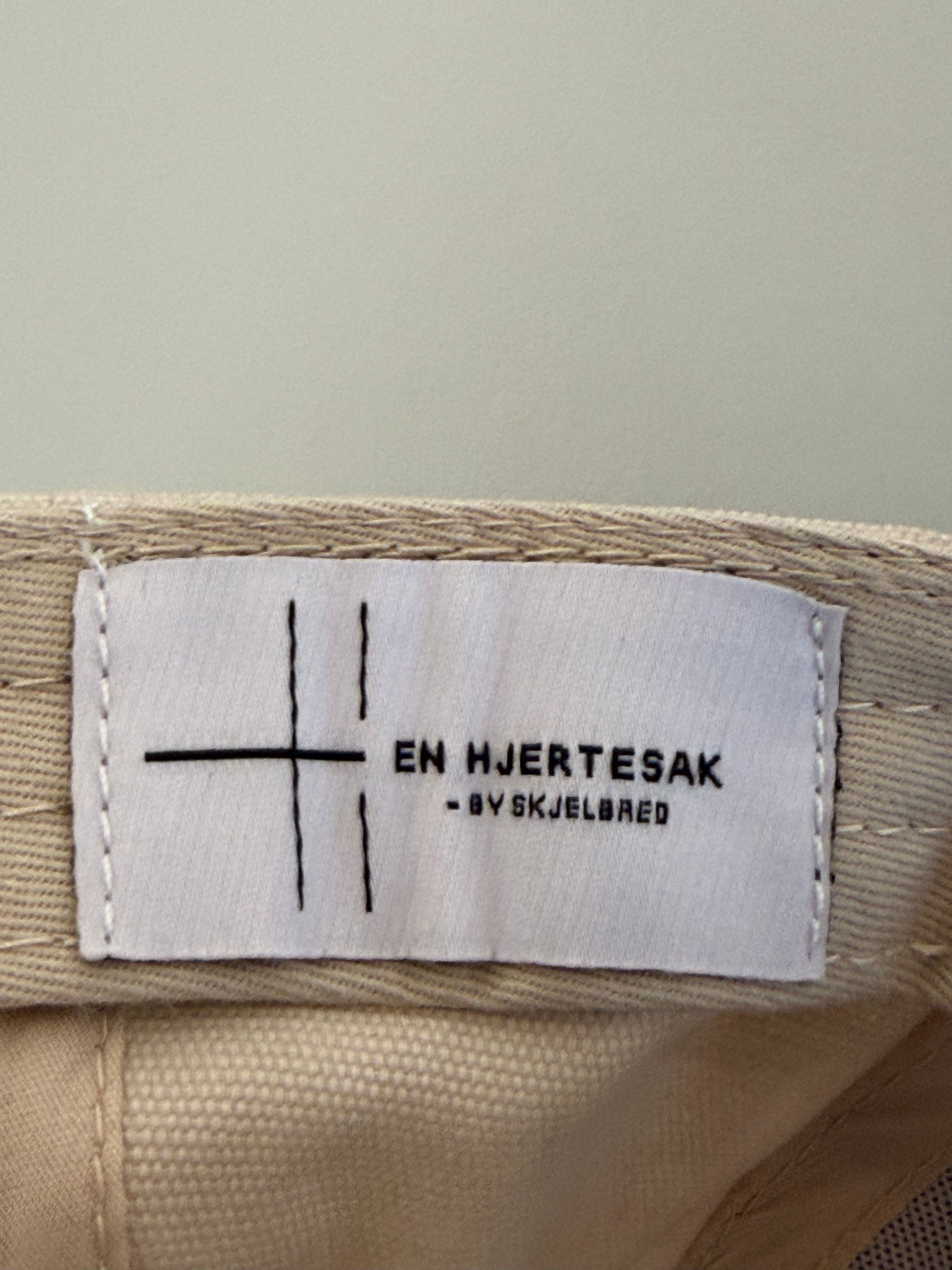H by Skjelbred – Beige med olivenfarget brem enhjertesak