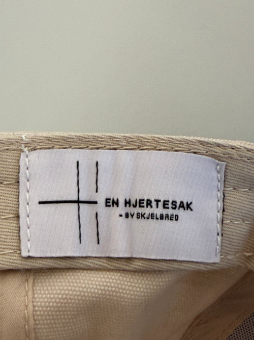 H by Skjelbred – Beige med olivenfarget brem enhjertesak